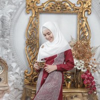 Wanita yang lahir di Jakarta, 6 Desember 1999 itu baru-baru ini menjalani sesi pemotretan salah satu merek busana muslim. Amanda tampil feminin dengan mengenakan hijab segi empat warna putih dan gamis merah dengan aksen lace. Foto: Dok.Instagram @fdphotography90.