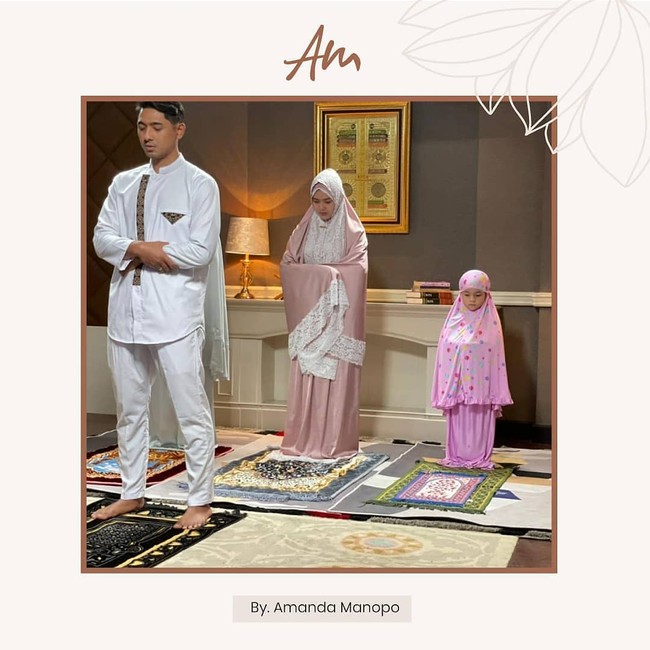 Dalam foto ini, keluarga Amanda Manopo dalam sinetron Ikatan Cinta terlihat melakukan adegan salat berjamaah. Aldebaran (pemain Arya Saloka) menjadi imam, Reyna dan Andin (pemain Amanda Manopo) menjadi makmum. Foto: Dok.Instagram @amandamanopomukena.id.