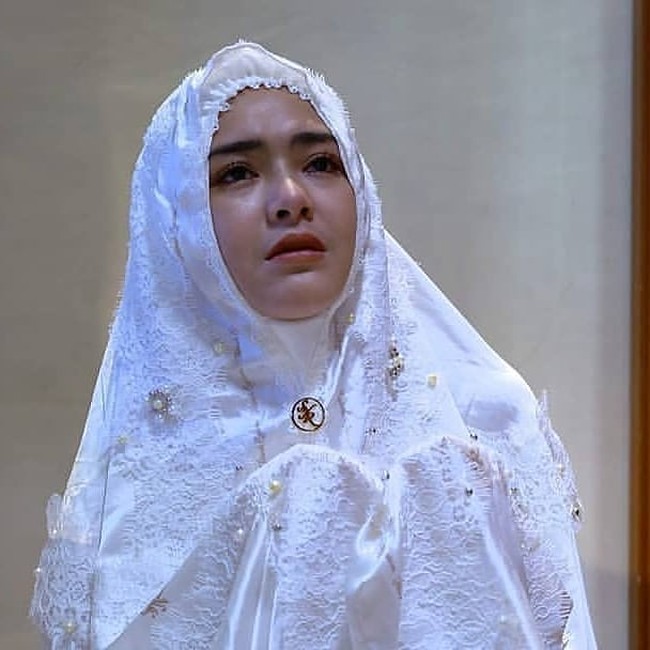 Amanda Manopo terlihat memakai mukena eksklusif merek Syahrini, yaitu Fatima Syahrini. Detail mukena dilengkapi dengan gold plated tag SYR dan lace cantik di bagian depan hingga ujung mukena. Foto: Dok. Instagram @amandhamaanopo.