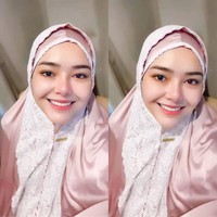 Amanda Manopo yang memeluk agama Kristen tak canggung ketika berakting ketika memakai mukena dalam sinetron Ikata Cinta. Amanda selfie sambil tersenyum ketika memakai mukena warna rose gold dengan layer lace di bagian kepala. Foto: Dok.Instagram @amandhamaanopo.