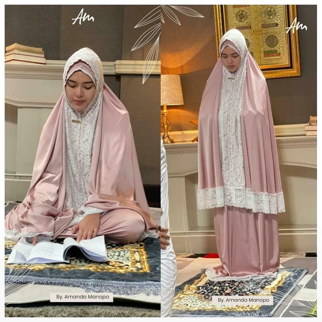 Sinetron Ikatan Cinta yang tayang pada 19 Oktober 2020 sukses menduduki rating tertinggi saat hari kelima penayangan perdananya di televisi. Hingga kini sinetron yang dibintangi Amanda Manopo dan Arya Saloka tersebut masih menjadi perbincangan di berbagai media sosial. Banyak kejadian viral terjadi sehubungan dengan sinetron ini. Salah satunya momen ketika Amanda memakai mukena. Foto: Dok.Instagram @fashionamandamanopo.