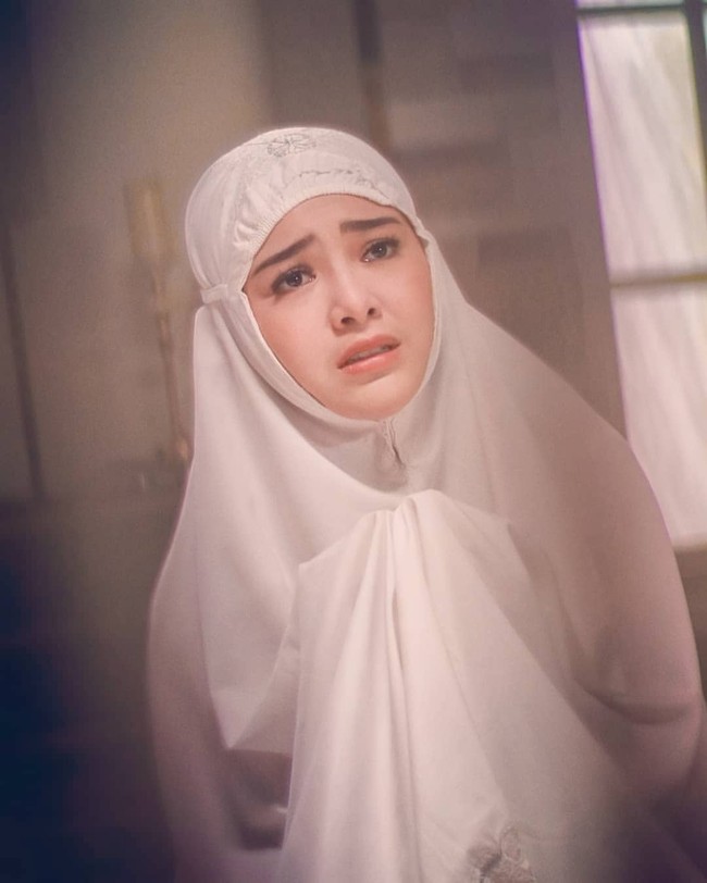 Salah satu momennya yang viral saat Amanda Manopo memerankan adegan salat di sinetron Ikatan Cinta. Walaupun beragama Kristen namun Amanda tampil mengenakan hijab dan mukena demi keperluan syuting. Foto: Dok.Instagram @amandamanopoo12.