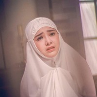 Salah satu momennya yang viral saat Amanda Manopo memerankan adegan salat di sinetron Ikatan Cinta. Walaupun beragama Kristen namun Amanda tampil mengenakan hijab dan mukena demi keperluan syuting. Foto: Dok.Instagram @amandamanopoo12.