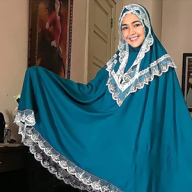 Mukena yang dipakai Amanda Manopo ini juga menjadi sorotan. Ia menunjukkan detail mukena warna tosca yang terdapat lace pada bagian kepala dan ujung mukena. Foto: Dok.Instagram @amandamanopoo12.