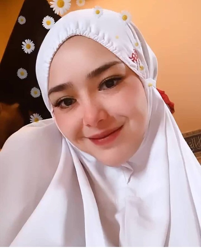 Amanda Manopo selfie dengan menggunakan filter Instagram, saat memakai mukena putih polos. Ia terlihat cantik dan memesona. Tak heran para pengikut Amanda Manopo di Instagram malah mendoakan agar hatinya terketuk untuk menjadi mualaf. Foto: Dok.Instagram @amandamanoopho.