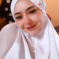Amanda Manopo selfie dengan menggunakan filter Instagram, saat memakai mukena putih polos. Ia terlihat cantik dan memesona. Tak heran para pengikut Amanda Manopo di Instagram malah mendoakan agar hatinya terketuk untuk menjadi mualaf. Foto: Dok.Instagram @amandamanoopho.