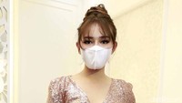 Belum lama Amanda Manopo yang kini makin populer di kalangan pecinta sinetron juga membuka bisnis mukena. (Foto: Noel/detikcom) 