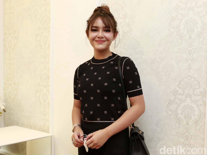 Amanda Manopo saat ditemui di sebuah acara pembukaan klinik di Bogor, Jawa Barat, Minggu (18/04/2021)