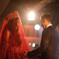 Pernikahan mereka yang megah menjadi perhatian publik saat itu. Terlebih sebelum menikah Ozil dan Amine pun mengungkap bahwa mereka ingin menerima bentuk lain dari hadiah yang umum diberikan kepada mempelai pengantin. Para tamu undangan dan penggemarnya diminta berpartisipasi dalam sebuah proyek amal. Foto: Instagram @gulseamine