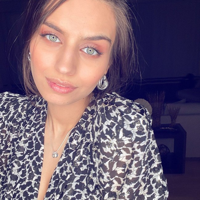 Amine sempat jadi pemberitaan karena insiden penyerangan yang terjadi padanya juga Ozil. Ketika hamil tiga bulan, ia menjadi target perampok. Untungnya, ibu dan bayi selamat dari peristiwa tersebut. Foto: Instagram @gulseamine