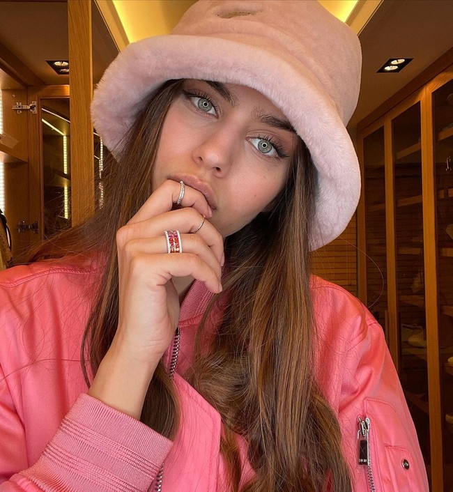 Amine yang tahun ini menginjak usia 28 lahir dan sempat besar di Swedia. Sekembalinya ke Istanbul, Turki, ia mulai bekerja sebagai model dan aktris juga mengikuti ajang kecantikan di 2014. Foto: Instagram @gulseamine