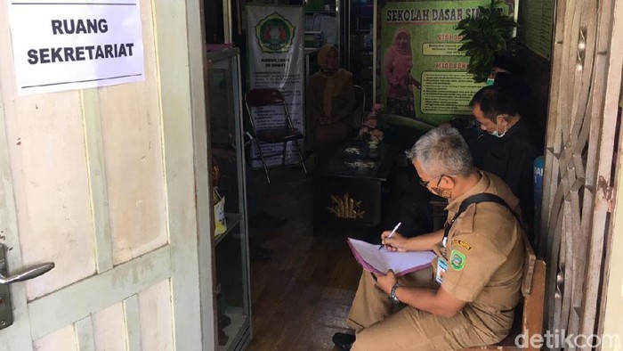 Anggota Komisi D DPRD Kabupaten Bantul saat mendatangi SD Sindet, Kalurahan Trimulyo, Kapanewon Jetis terkait dugaan pungutan liar terhadap penerima Program Indonesia Pintar (PIP).