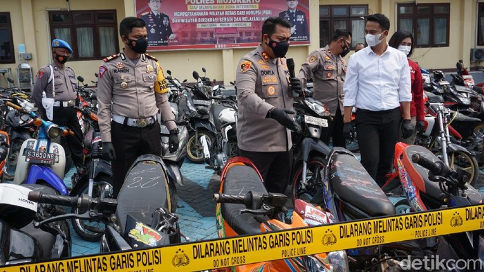 Polisi Mojokerto menyita 83 sepeda motor saat menggerebek arena balap liar. Puluhan knalpot dan ban tak standar yang dipasang pada motor-motor tersebut, hari ini dimusnahkan.
