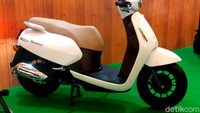 Selain kehadiran motor skuter retro dari Jepang, ada juga brand Benelli. Merek motor lama asal Italia yang sudah berada di bawah raksasa otomotif China, Geely. Foto: Ridwan Arifin