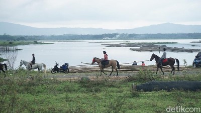 Foto: Ngabuburit Beda di Banjarnegara, Sambil Naik Kuda