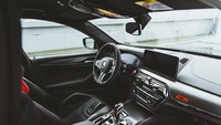 Di bagian dalam, BMW M5 CS ini bisa dinikmati oleh empat orang, sopir dan penumpang depan di jok M Carbon dan dua penumpang lainnya di jok belakang. Setir dibalut dengan lapisan Alcantara. Persneling terbuat dari serat karbon. Foto: Dok. BMW