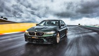 Kecepatan tertinggi diatur secara elektronik sampai 305 km/jam. Foto: Dok. BMW