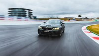 BMW M5 CS ini punya performa yang cukup baik. Mobil ini bisa berakselerasi dari 0-100 km/jam hanya dalam 3 detik. Akselerasi 0-200 km/jam dituntaskan dalam 10,3 detik. Foto: Dok. BMW
