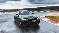Beberapa elemen menonjolkan serat karbon. Mobil ini memiliki warna Frozen Deep Green metallic, warna yang sama dengan BMW M5 CS yang menjadi safety car MotoGP. Foto: Dok. BMW