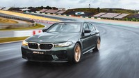 Kap mesin, splitter depan, cover spion, spoiler belakang, diffuser belakang, penutup kompartemen mesin M Power dan intake silincer terbuat dari plastik yang diperkuat serat karbon (CFRP). Foto: Dok. BMW