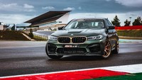 Pada tahun 2021 ini, hadiah BMW M5 CS akan diberikan kepada pebalap dengan kualifikasi tercepat selama musim ini. Ini merupakan model CS ultra-sporty terbaru milik BMW. Foto: Dok. BMW