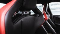 Head rest dengan logo M5 menyala menghiasi jok depan.  Foto: Dok. BMW