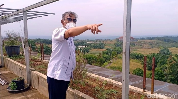 Budiman Sudjatmiko di Calon Lokasi Bukit Algoritma, di Cikidang, Kabupaten Sukabumi