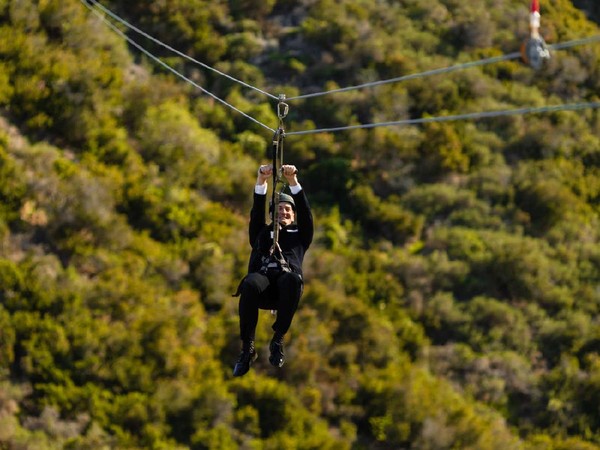 Mengenakan pakaian pengantin, pasangan akan terbang di lintasan flying fox yang berbeda. (The Catalina Island Company) Mengenakan pakaian pengantin, pasangan akan terbang di lintasan flying fox yang berbeda. (The Catalina Island Company)