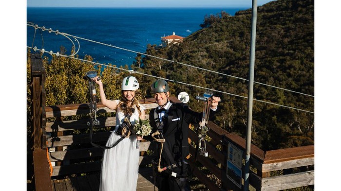 Bukan di Rumah Atau Gedung, Pasangan Ini Menikah di Atas Flying Fox