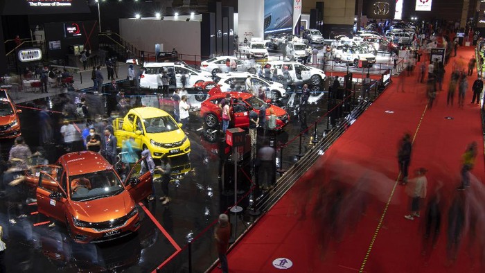 Pengunjung mengamati mobil-mobil yang dipamerkan dalam IIMS Hybrid 2021 di JiExpo Kemayoran, Jakarta, Minggu (18/4/2021). Presiden Joko Widodo menyatakan insentif Pajak Penjualan atas Barang Mewah Ditanggung Pemerintah (PPnBM-DTP) telah membuat angka pesanan pembelian atau 