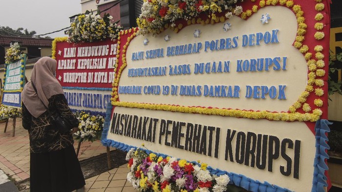 Deretan Karangan Bunga Mejeng di Polrestro Depok, Ada Apa? Karangan bunga hiasi Polrestro Depok. Karangan bunga itu merupakan bentuk dukungan terhadap aparat untuk usut tuntas kasus dugaan korupsi Dinas Damkar Depok.