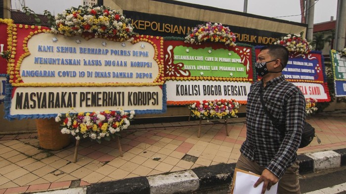 Deretan Karangan Bunga Mejeng di Polrestro Depok, Ada Apa? Karangan bunga hiasi Polrestro Depok. Karangan bunga itu merupakan bentuk dukungan terhadap aparat untuk usut tuntas kasus dugaan korupsi Dinas Damkar Depok.