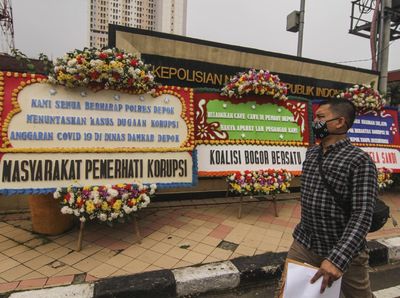 Deretan Karangan Bunga Mejeng di Polrestro Depok, Ada Apa?