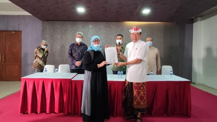 Desak Made Darmawati menyampaikan permohonan maaf di hadapan Ketua PHDI