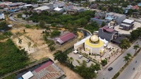Masjid Raudhatul Jannah memiliki desain bangun menyerupai Dome of The Rock di komplek Masjid Al-Aqsa, Palestina serta disetiap sudutnya terdapat pohon kurma dan masjid ini banyak didatangi waktu salat serta menanti waktu berbuka puasa Ramadhan.