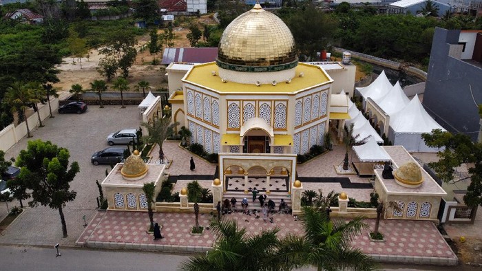 Bangunan Masjid Raudhatul Jannah didirikan di kawasan Kendari, Sultra. Masjid ini memiliki desain bangun yang menyerupai Masjid Al-Aqsa di Palestina. Penasaran?