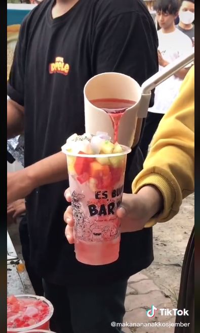 Cukup Bayar Rp 5.000 Bisa Puas Ambil Es Buah Prasmanan di Sini