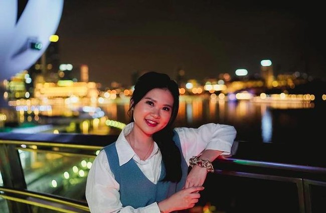 Tak lama sebelum pemotretan, Felicia Tissue mengunggah sebuah foto untuk pertama kalinya di Instagram sejak absen cukup lama. Foto tersebut memperlihatkan dia tersenyum dengan latar kota Singapura di malam hari. Bukanya saya gak mau ngetik dalam Bahasa Indonesia, tetapi karena saya ingin bisa menyampaikan isi hati saya sebaik2 mungkin. Prinsip hidup saya itu kata yg kita ucapkan itu harus kita bisa pertanggung jawabkan, tulis Felicia sebagai keterangan foto. (Foto: Instagram)