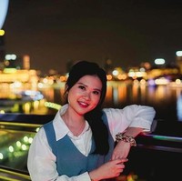 Tak lama sebelum pemotretan, Felicia Tissue mengunggah sebuah foto untuk pertama kalinya di Instagram sejak absen cukup lama. Foto tersebut memperlihatkan dia tersenyum dengan latar kota Singapura di malam hari. Bukanya saya gak mau ngetik dalam Bahasa Indonesia, tetapi karena saya ingin bisa menyampaikan isi hati saya sebaik2 mungkin. Prinsip hidup saya itu kata yg kita ucapkan itu harus kita bisa pertanggung jawabkan, tulis Felicia sebagai keterangan foto. (Foto: Instagram)