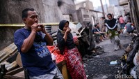 Makanan dan minuman tersebut diketahui didapat warga korban kebakaran dari posko.