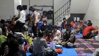 Tampak pula warga korban kebakaran Tamansari berbuka puasa bersama anggota keluarga lainnya di pengungsian.