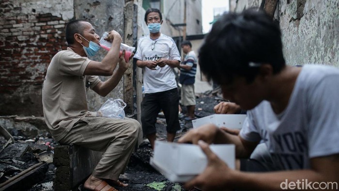 Foto Korban Kebakaran Tamansari Buka Puasa di Antara Puing Bangunan Kebakaran yang terjadi di Tamansari hanguskan sejumlah rumah warga. Tak sedikit korban kebakaran yang berbuka puasa di tengah reruntuhan bangunan rumah mereka.
