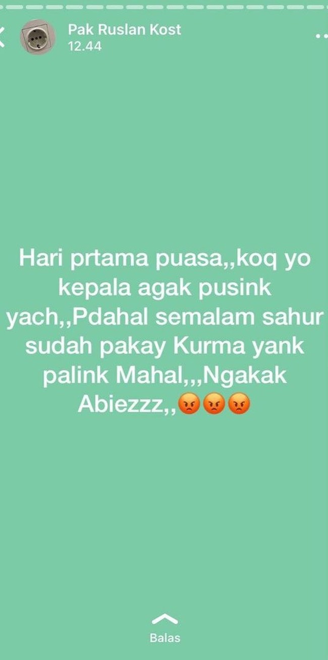 Ini maksudnya mau curhat atau mau pamer nih sampai menu sahurnya disebutin segala. Besok-besok cobain pakai kurma yang paling murah deh, siapa tahu malah kepalanya bisa jadi nggak pusing. Foto: Instagram/@awreceh.id