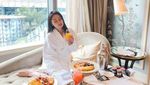 Intip Keseruan Memes Prameswari Saat Staycation hingga ke Ruang Makan Harry Potter