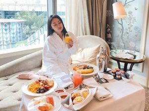Intip Keseruan Memes Prameswari Saat Staycation hingga ke Ruang Makan Harry Potter