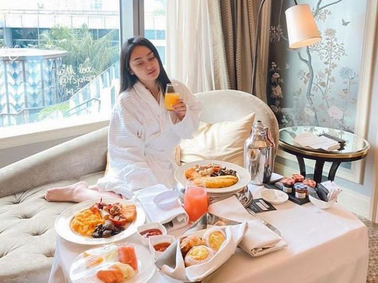 Intip Keseruan Memes Prameswari Saat Staycation hingga ke Ruang Makan Harry Potter