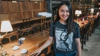 Selain kulineran dan staycation, Memes ternyata juga senang traveling. Bahkan, Memes sempat mengunjungi ruang makan Harry Potter di Hogwarts. Foto: instagram@memes_prameswari