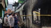 Polisi kini tengah menyelidiki kebakaran ini.