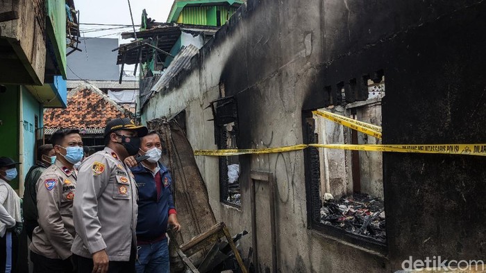 Sekitar 112 rumah terdampak kebakaran di Tamansari, Jakarta Barat, pada Minggu (18/4) kemarin. Kini garis polisi dipasang di lokasi yang diduga menjadi titik awal kebakaran.