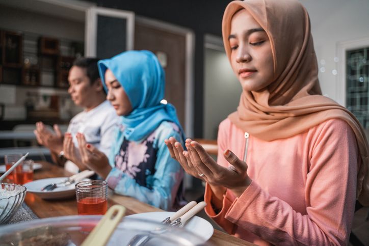 Komedian Singapura Sindir Influencer Nonmuslim yang Puasa demi Konten